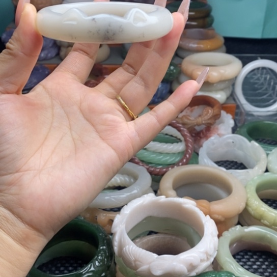 未镶嵌雕花手镯石英质玉