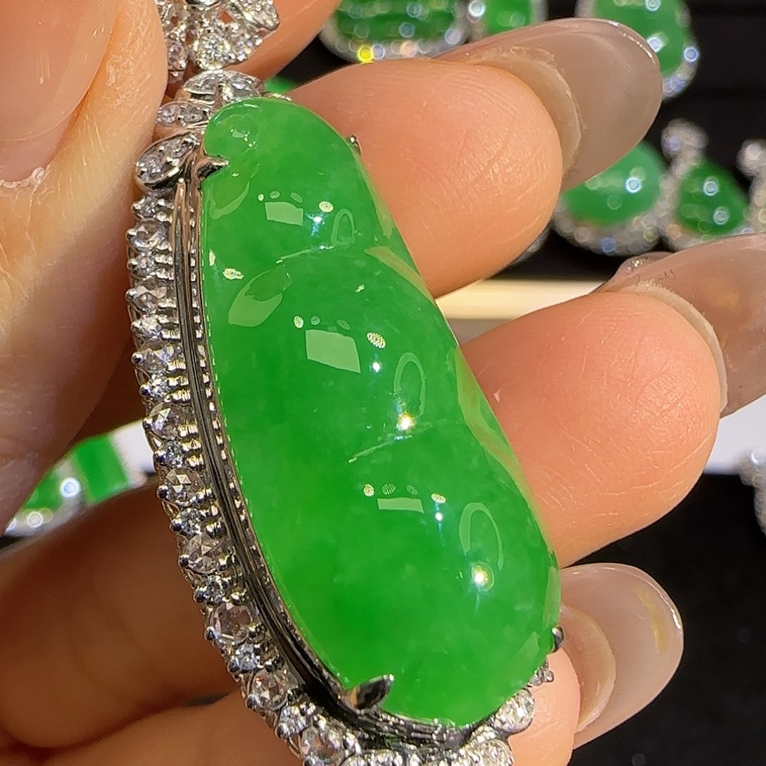 翡翠颈饰18K金镶嵌Q。