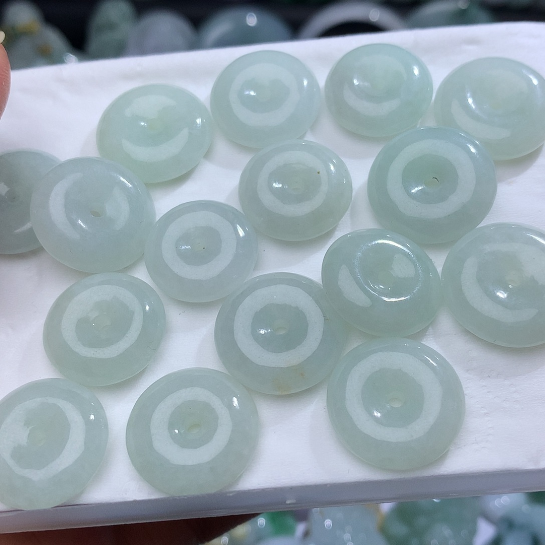 翡翠未镶嵌颈饰发2个