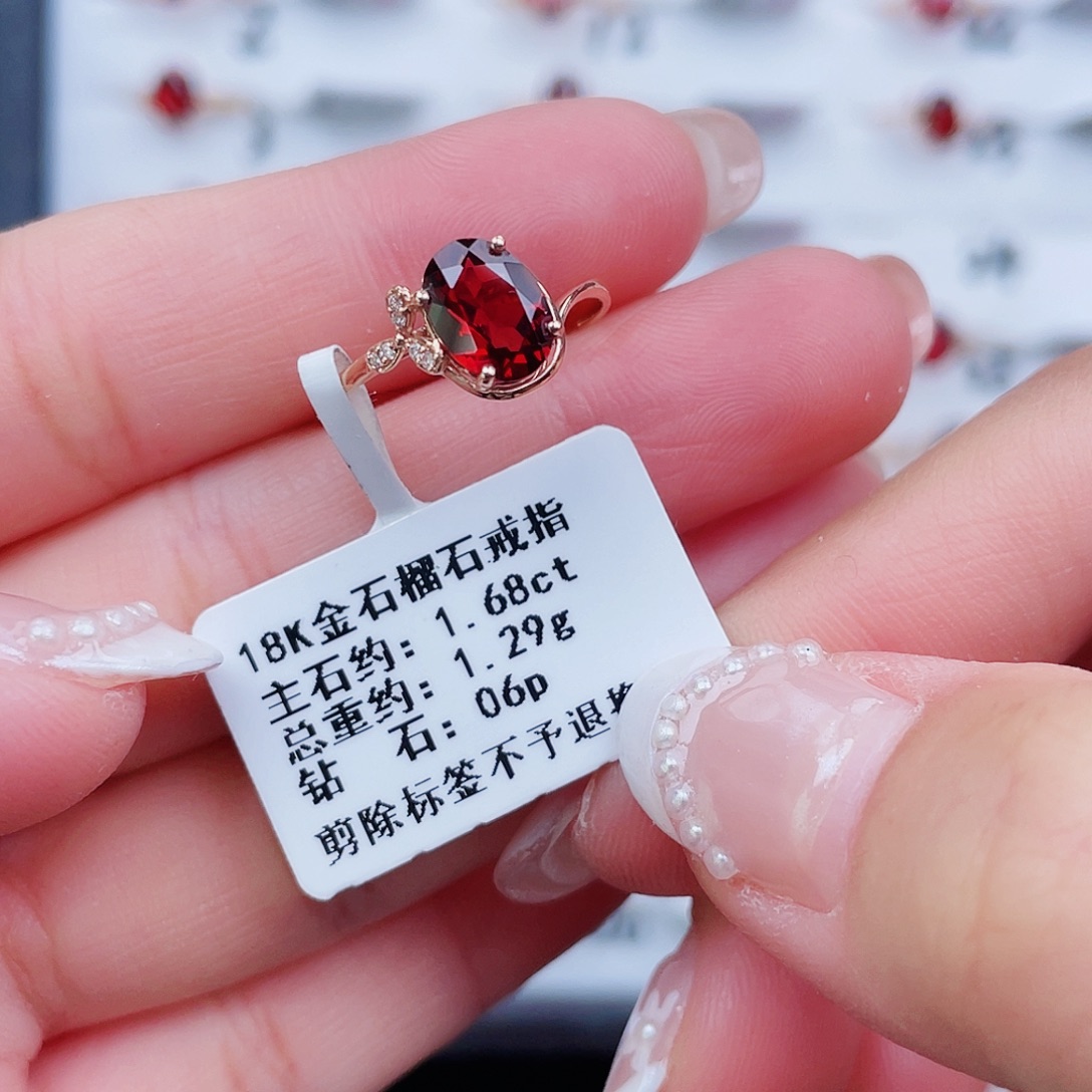 18K金镶嵌戒指石榴石