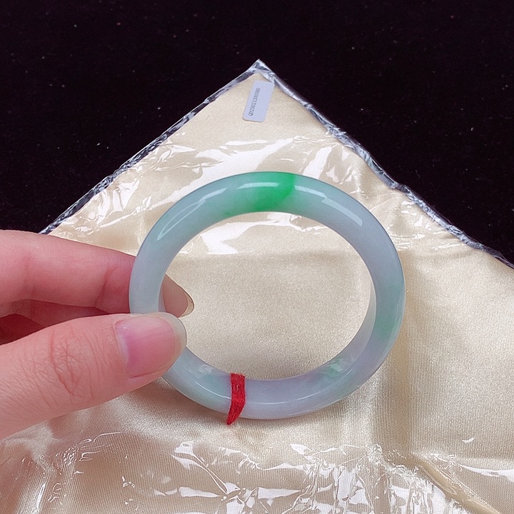 翡翠手镯未镶嵌翡翠