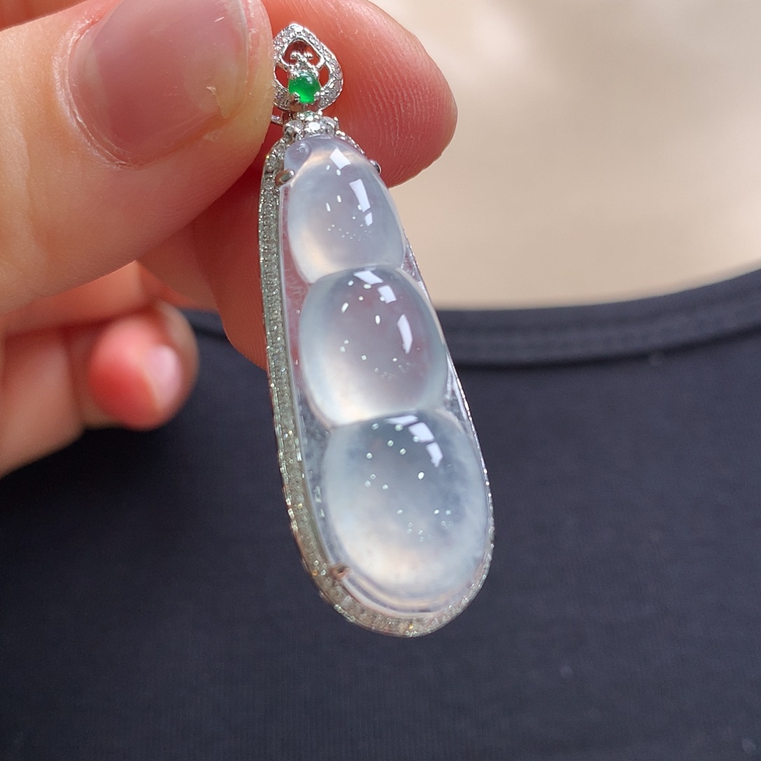 翡翠18K金镶嵌颈饰福豆