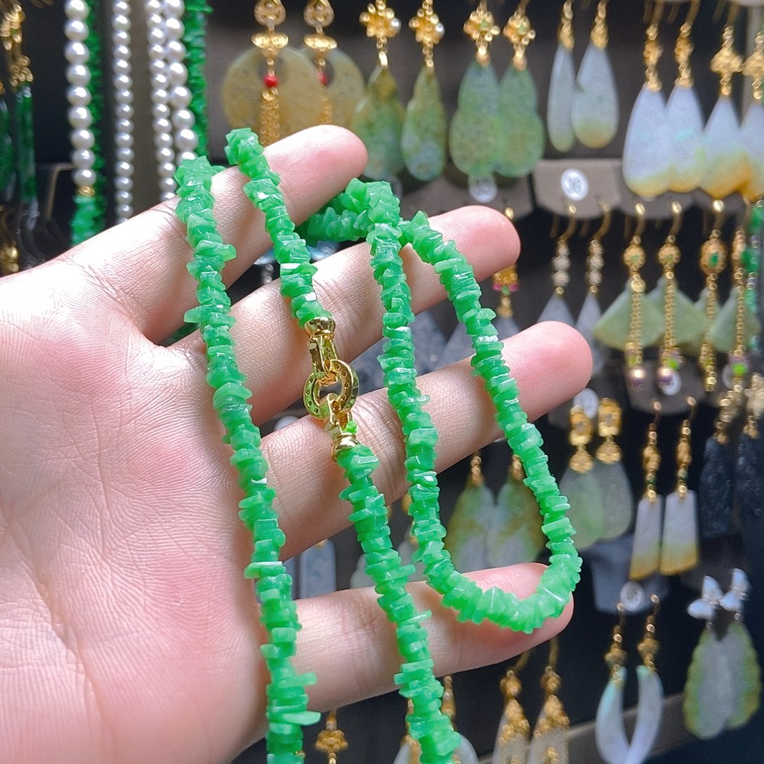 N***心翡翠未镶嵌耳饰翡翠