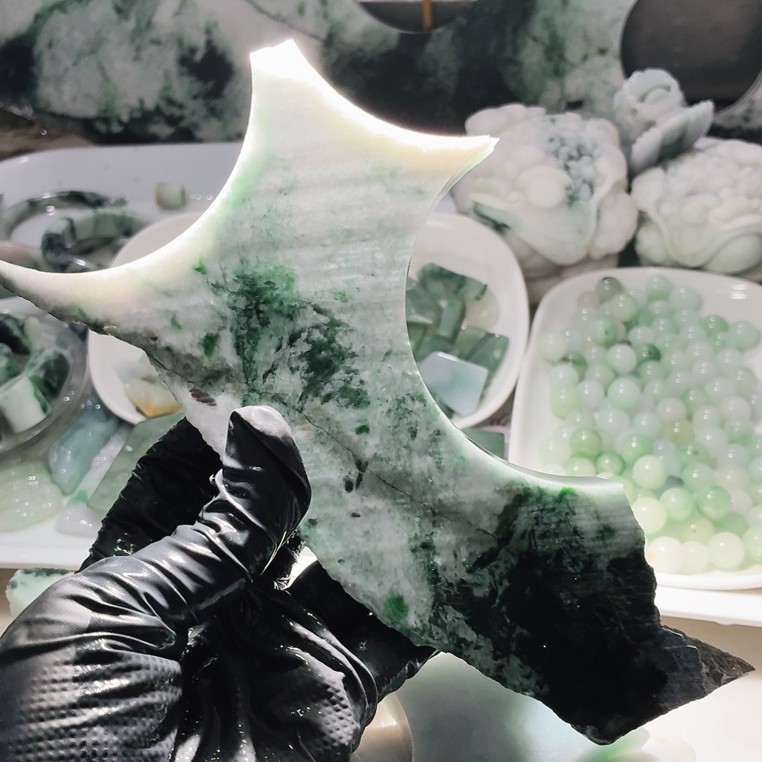 翡翠未镶嵌颈饰边角料