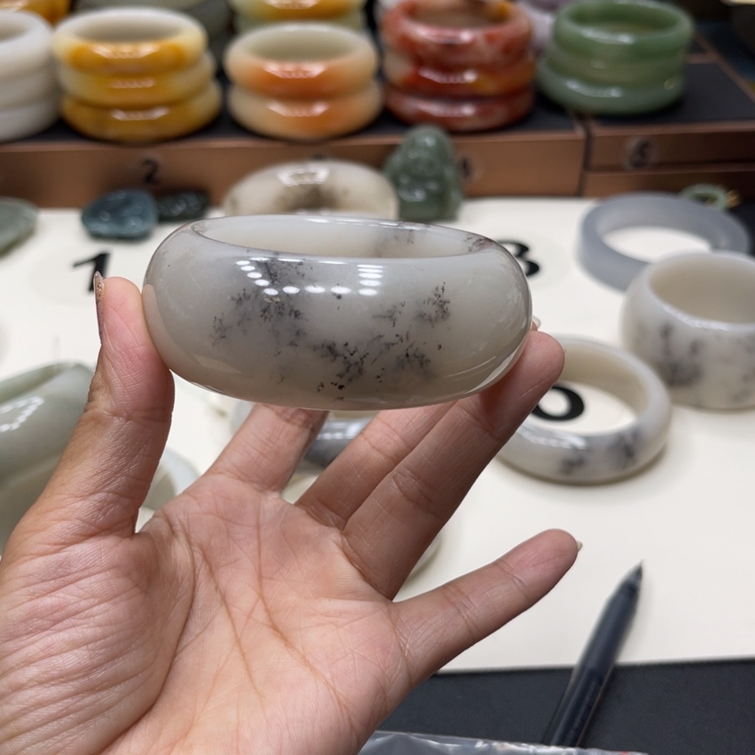 未镶嵌石英岩玉珠宝奇石