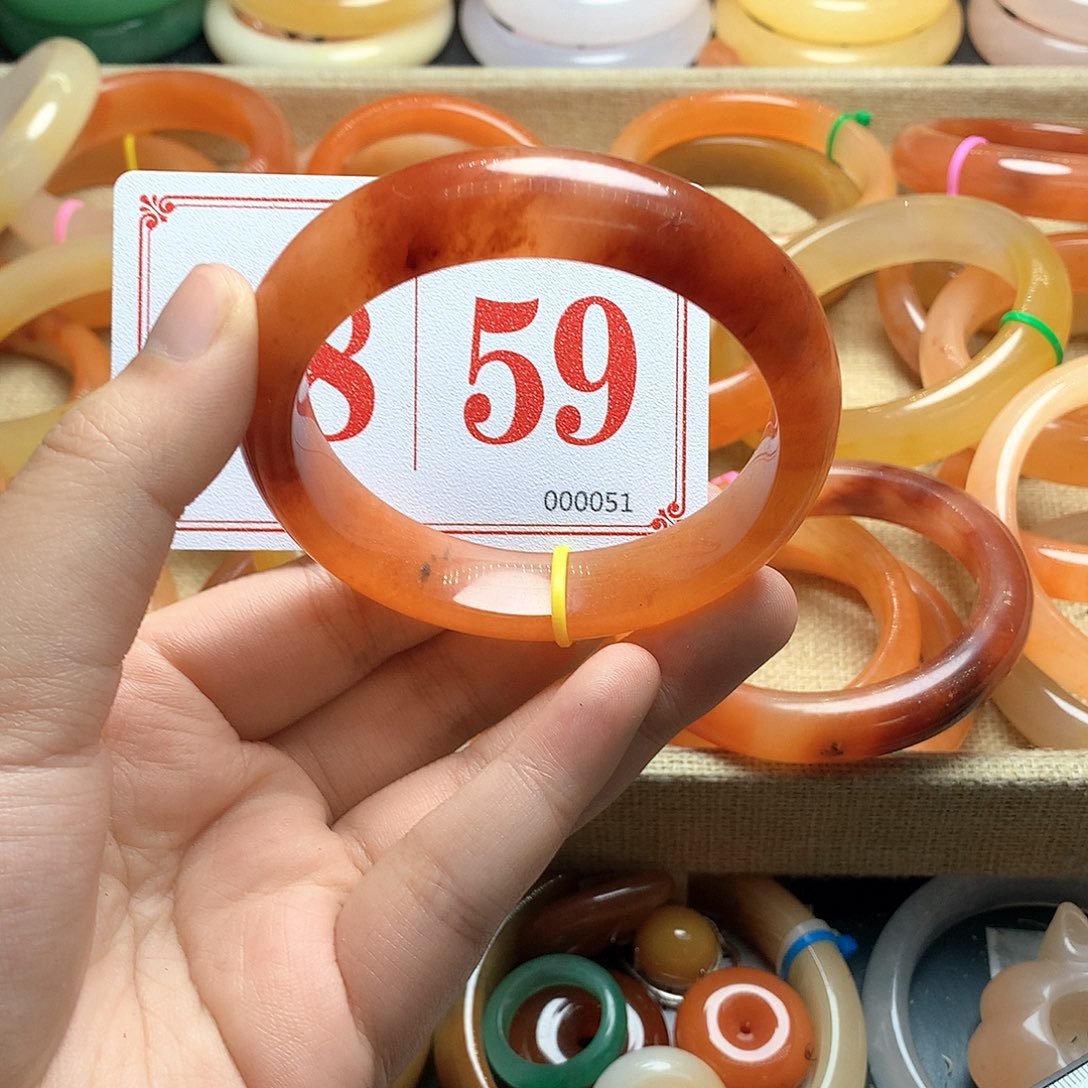 未镶嵌石英质玉（黄龙玉）手镯