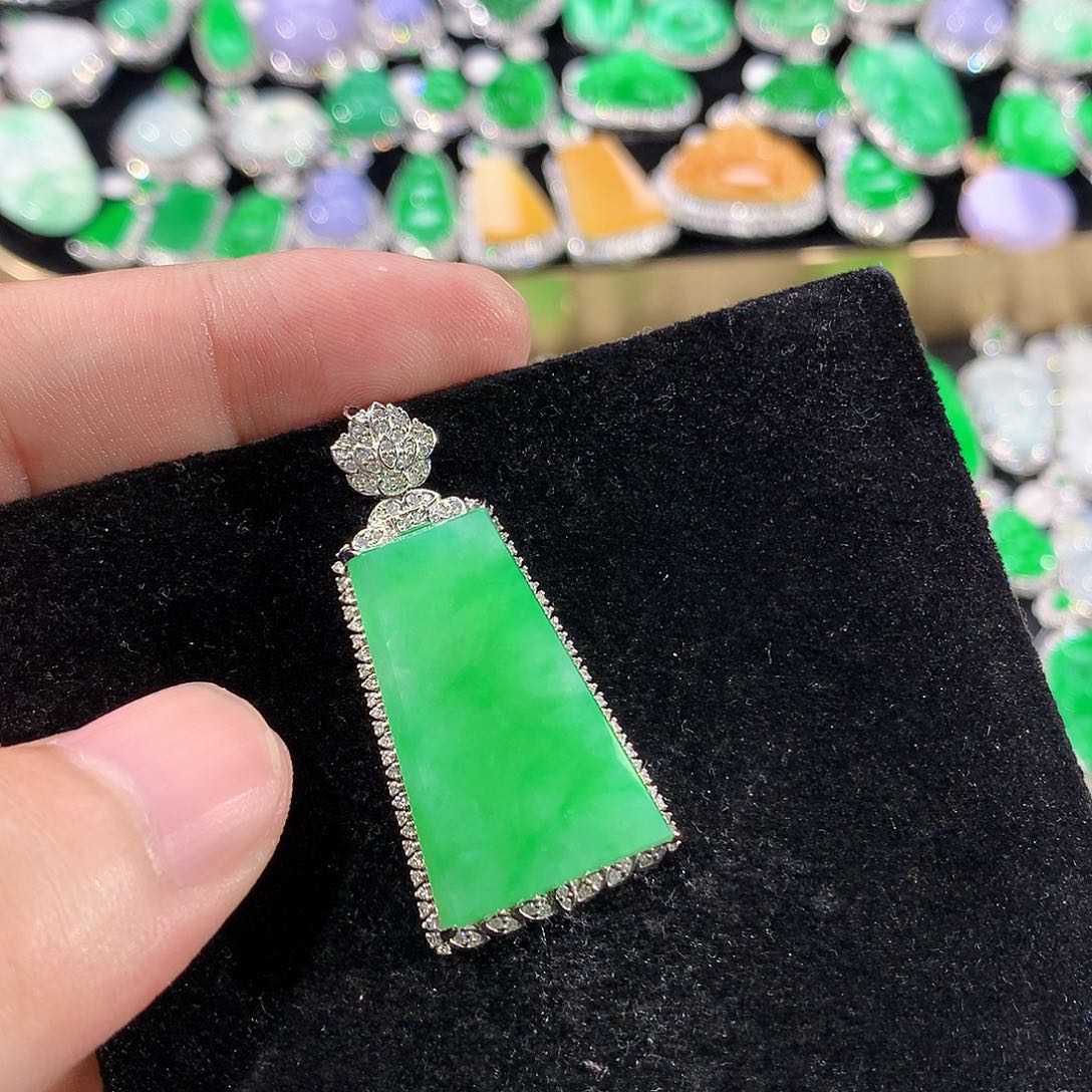 翡翠18K金镶嵌颈饰