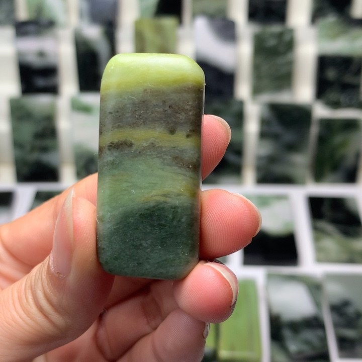 独山玉颈饰未镶嵌