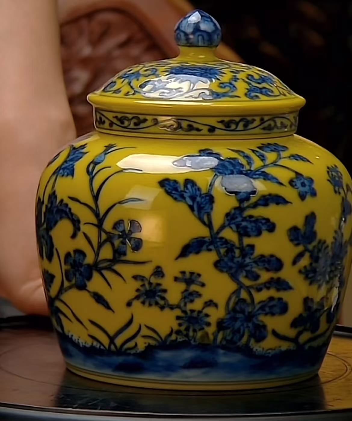 黄釉打底青花茶叶盖罐