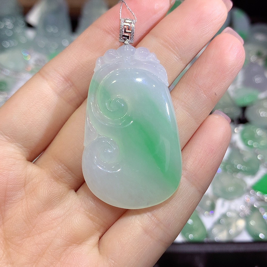 翡翠18K金镶嵌颈饰如意