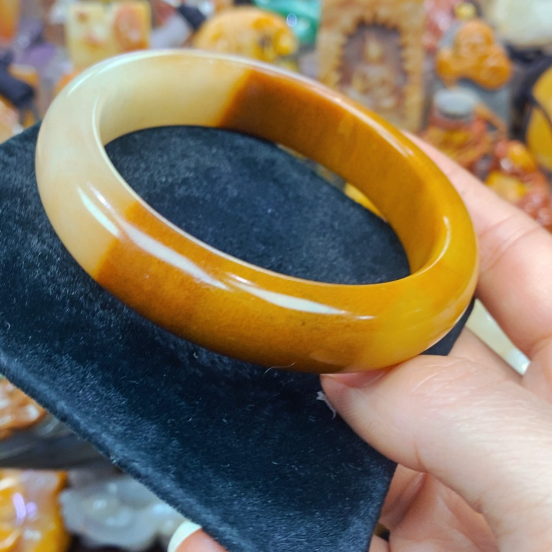 未镶嵌石英质玉（黄龙玉）颈饰