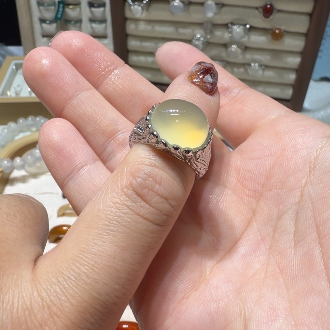 小***当玛瑙/玉髓未镶嵌戒指