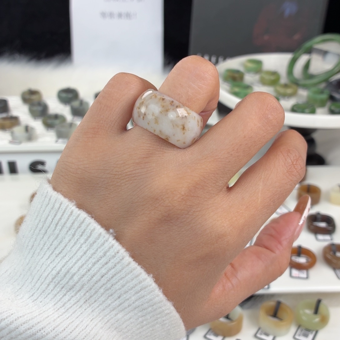 和田玉未镶嵌戒指Q88白底桂花轮胎17.1不退换