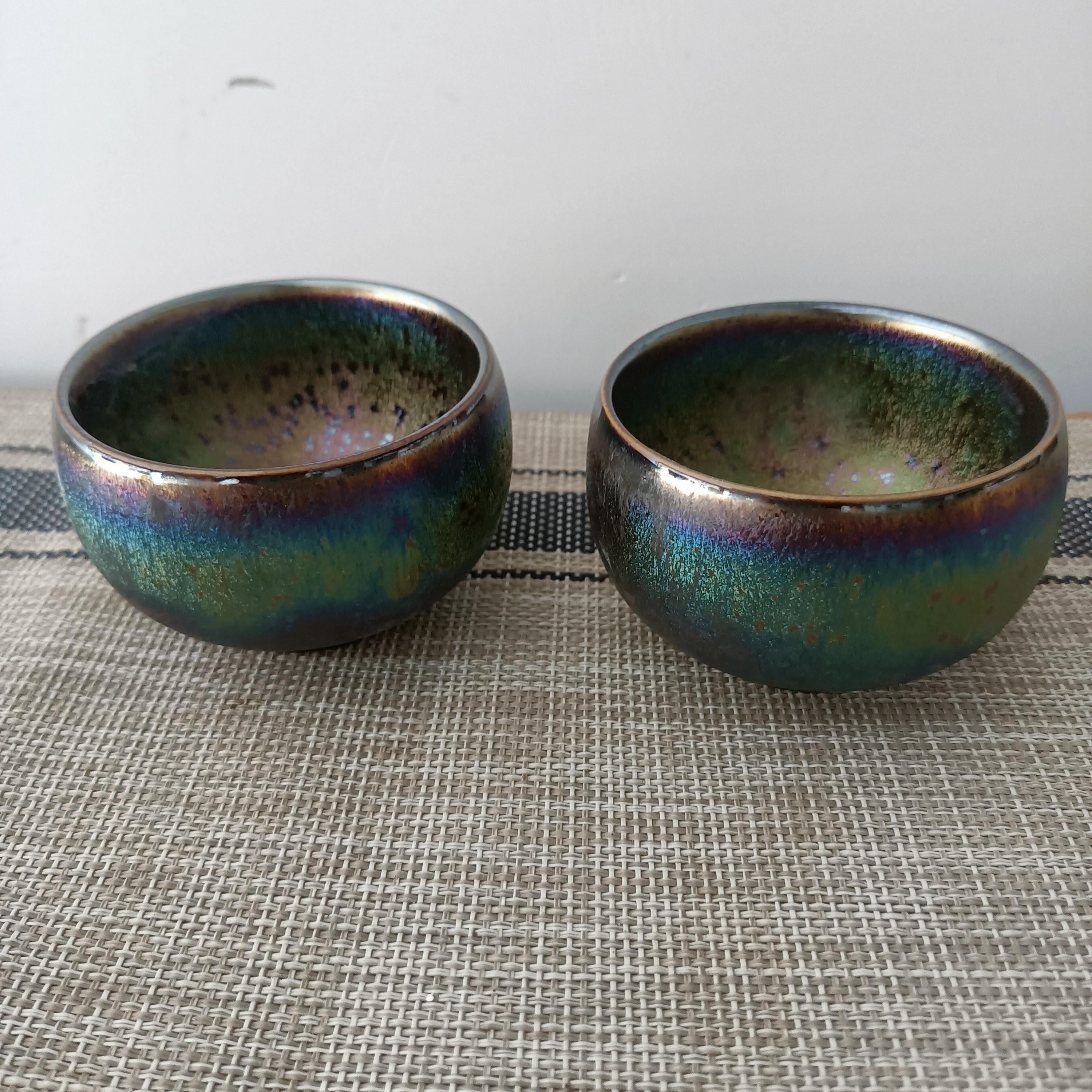 2个装微瑕，七彩孔雀罗汉杯，口部直径8cm，高度5cm，容量约160cc。
