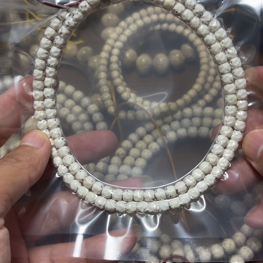 一***圣星月菩提手串星月石玉料古瓷白6*5
