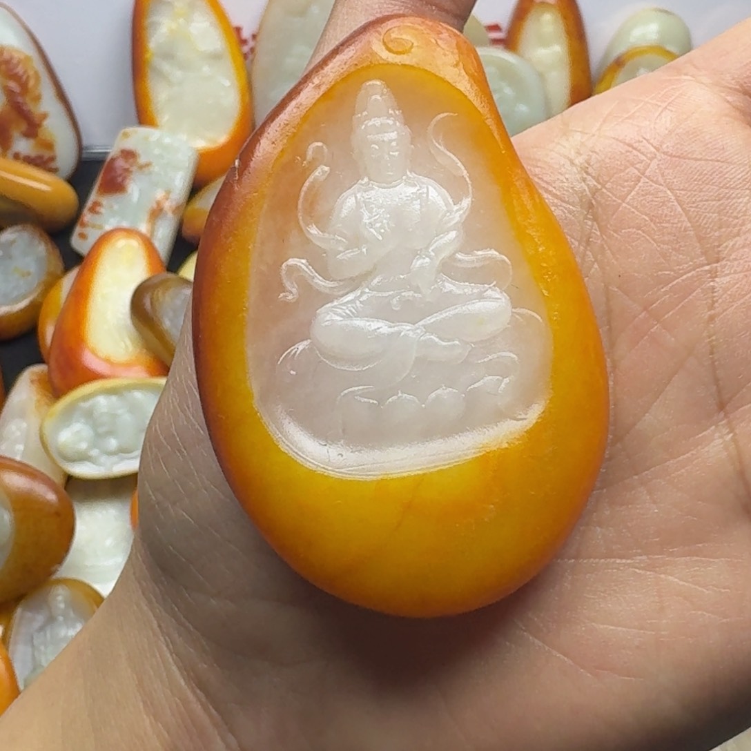 和田玉颈饰未镶嵌莫****?