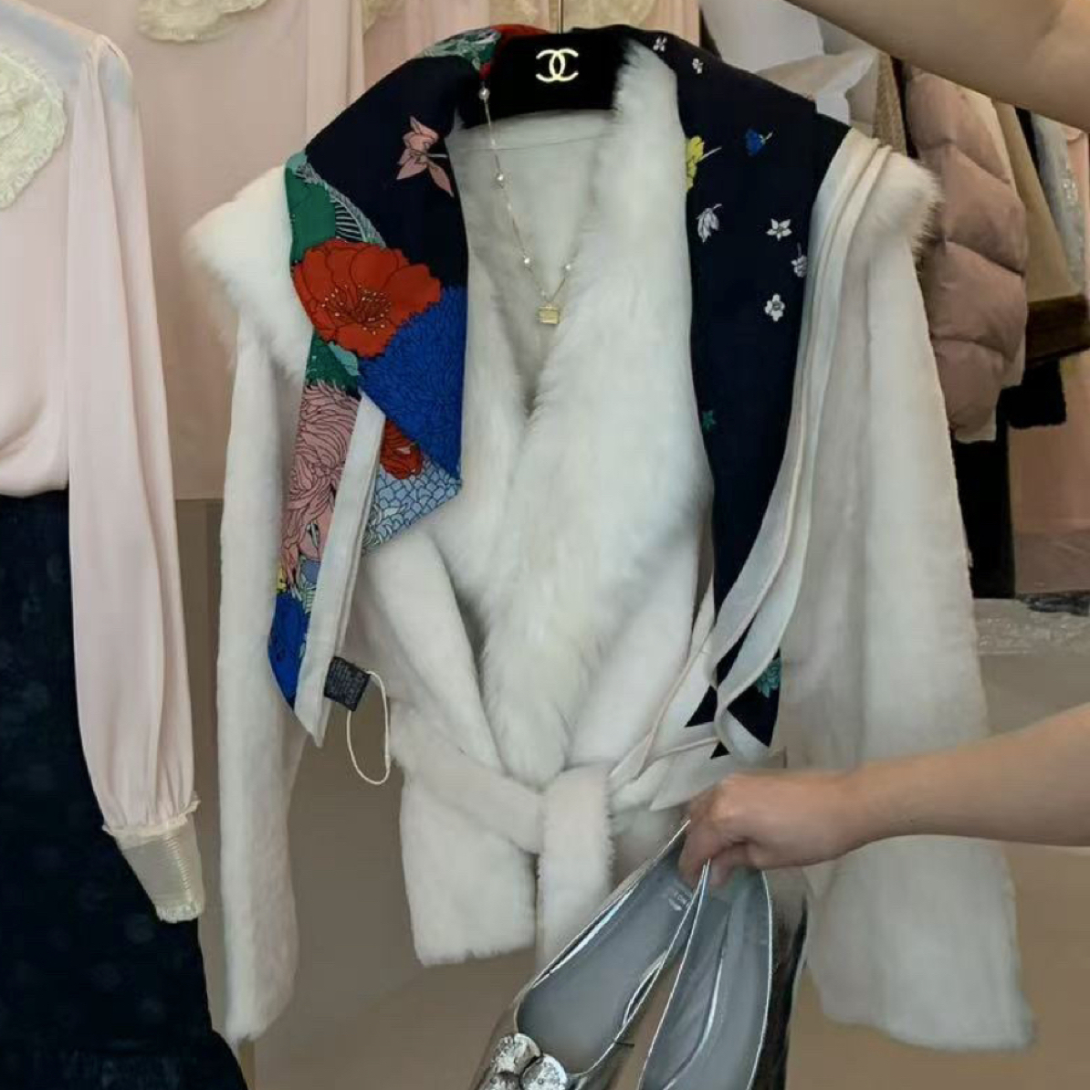 “琥珀流光 大翻领收腰的一件”美利奴毛毛短款女士外套～