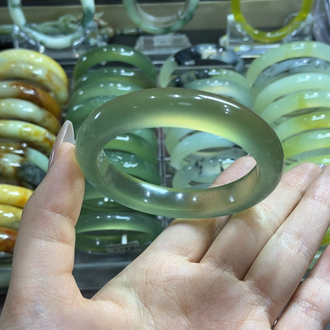 蛇纹石玉手镯未镶嵌5556