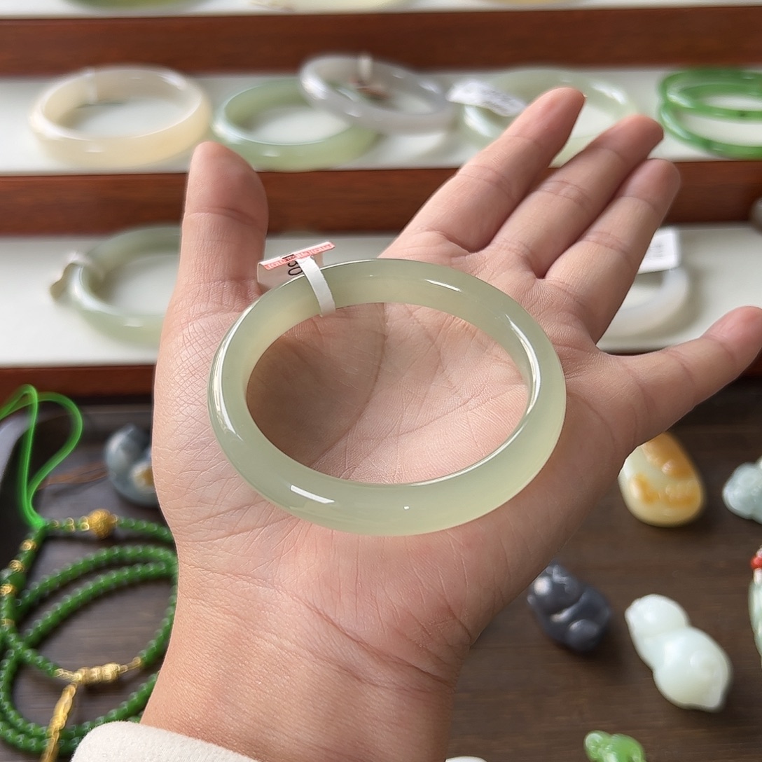 伊***伊和田玉未镶嵌手镯