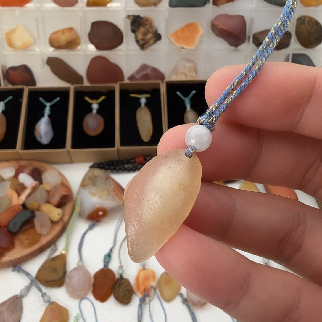 只买单纯的吊坠，没带链子，属的性质。