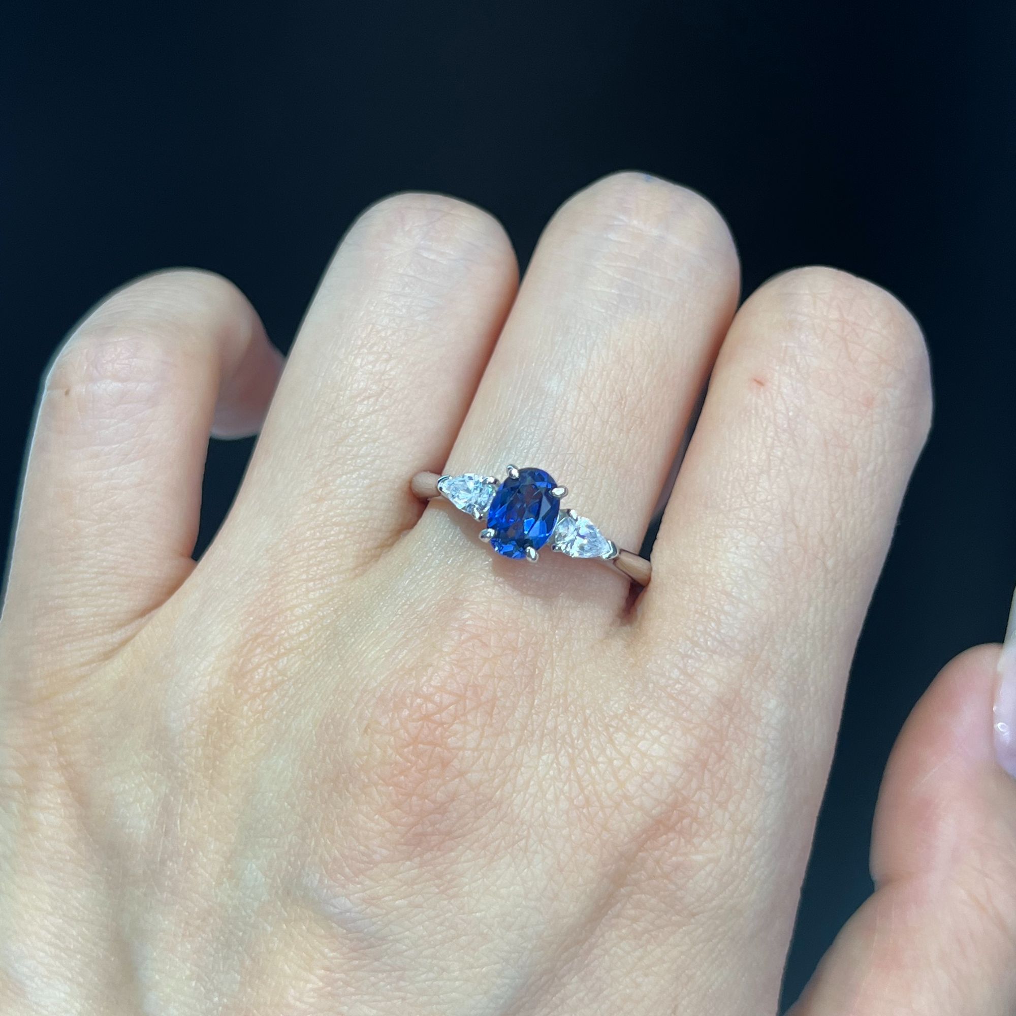 培育蓝宝石斯里兰卡皇家蓝矢车菊宝石培育蓝宝石戒指