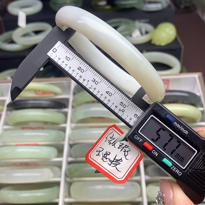 蛇纹石玉手镯未镶嵌520