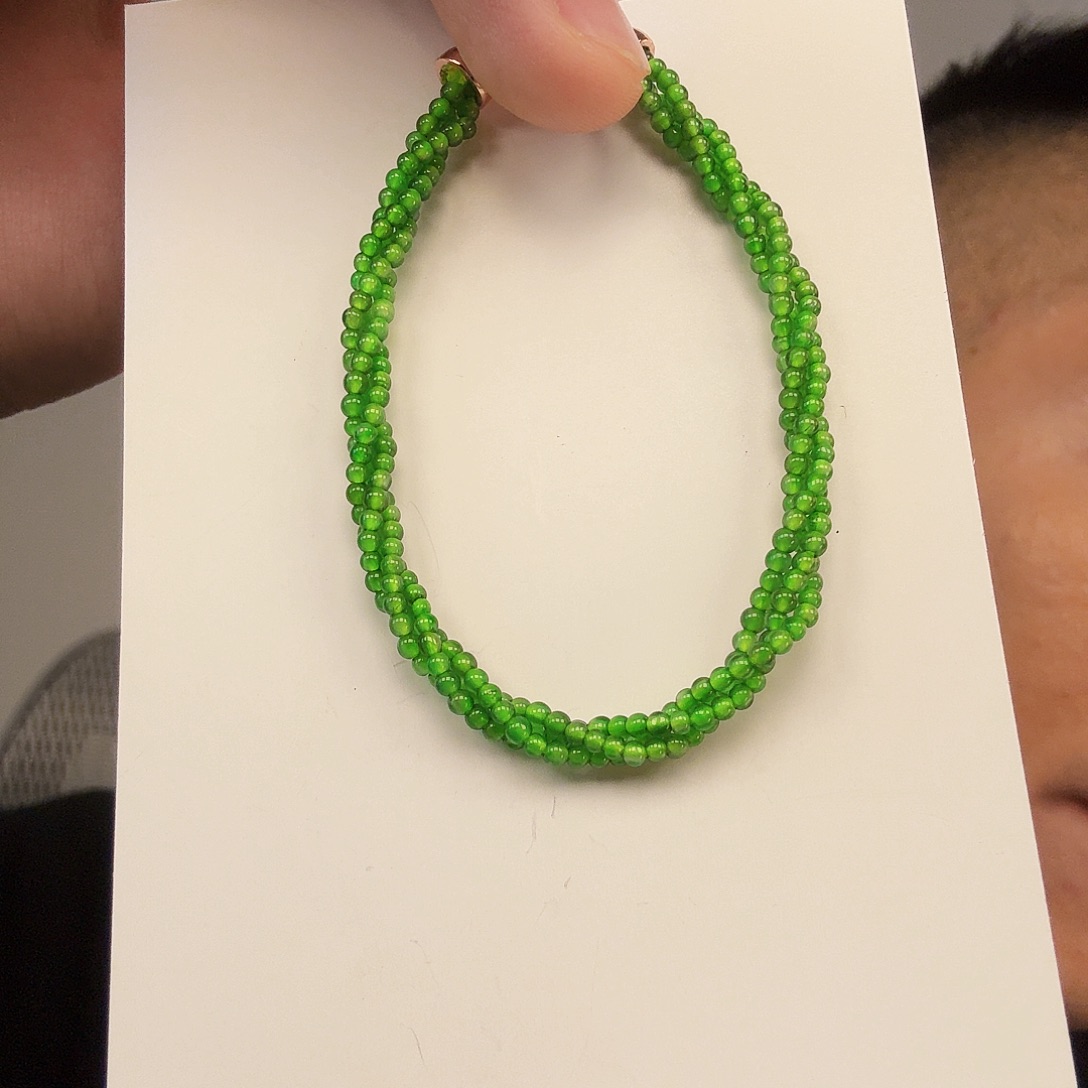 翡翠未镶嵌颈饰一件