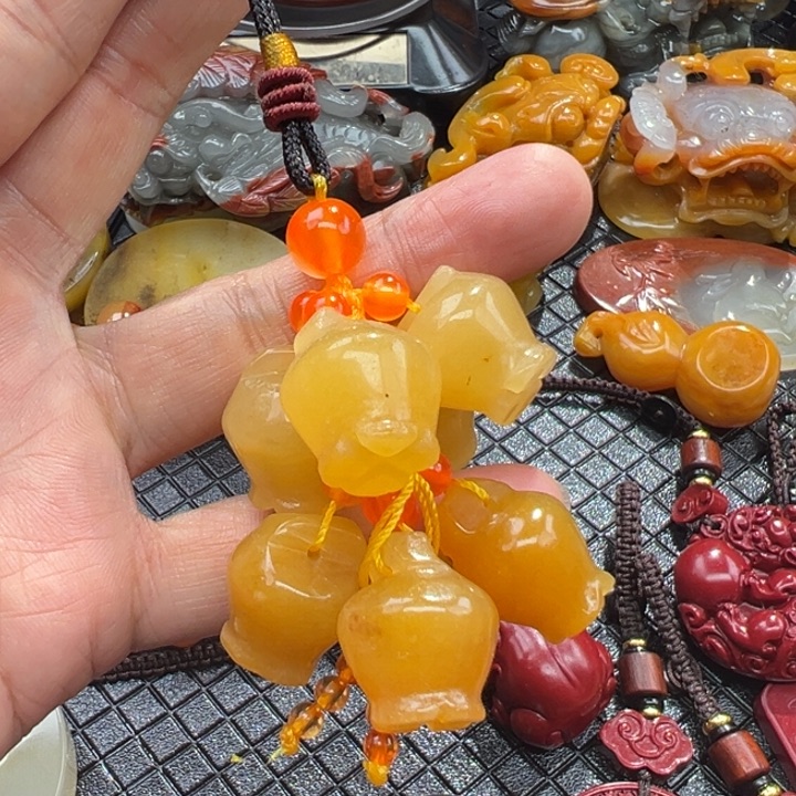 石英质玉（黄龙玉）颈饰未镶嵌