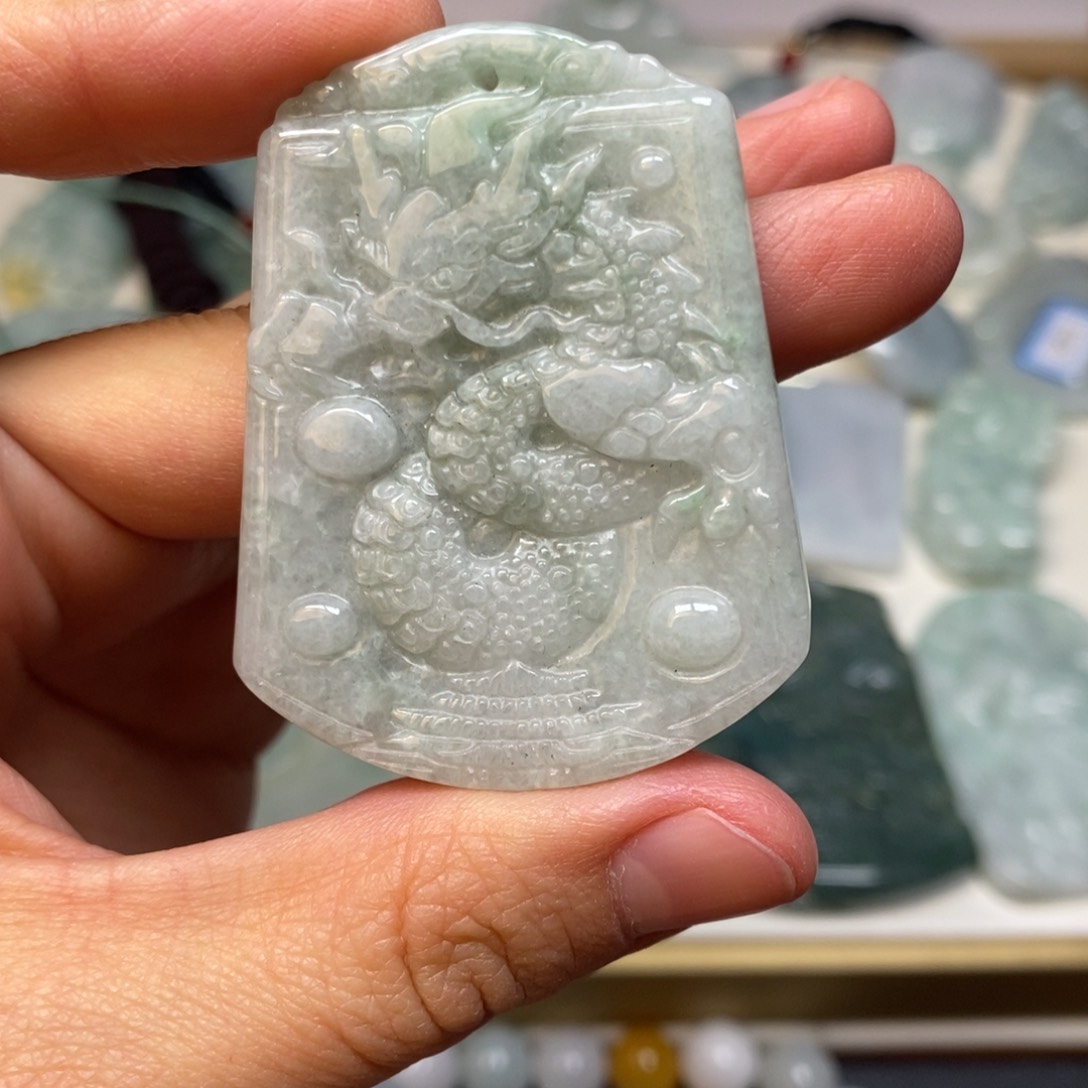 翡翠颈饰未镶嵌龙
