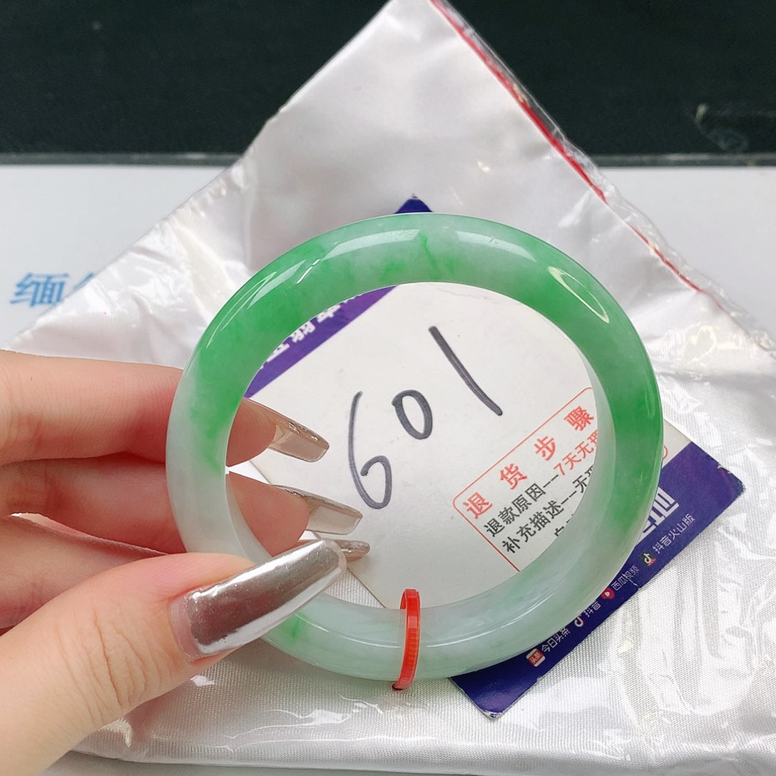 翡翠手镯未镶嵌翡翠手镯
