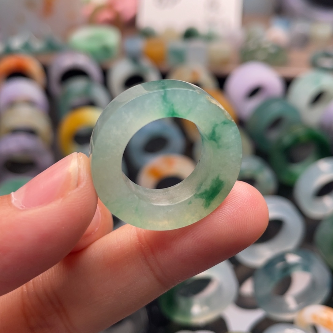 定制翡翠未镶嵌  辣绿飘花