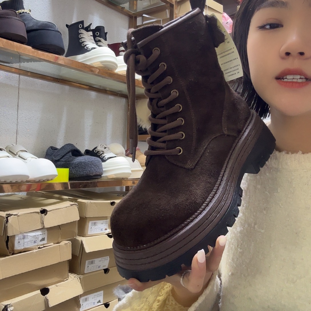 39码咖色反绒皮马丁靴