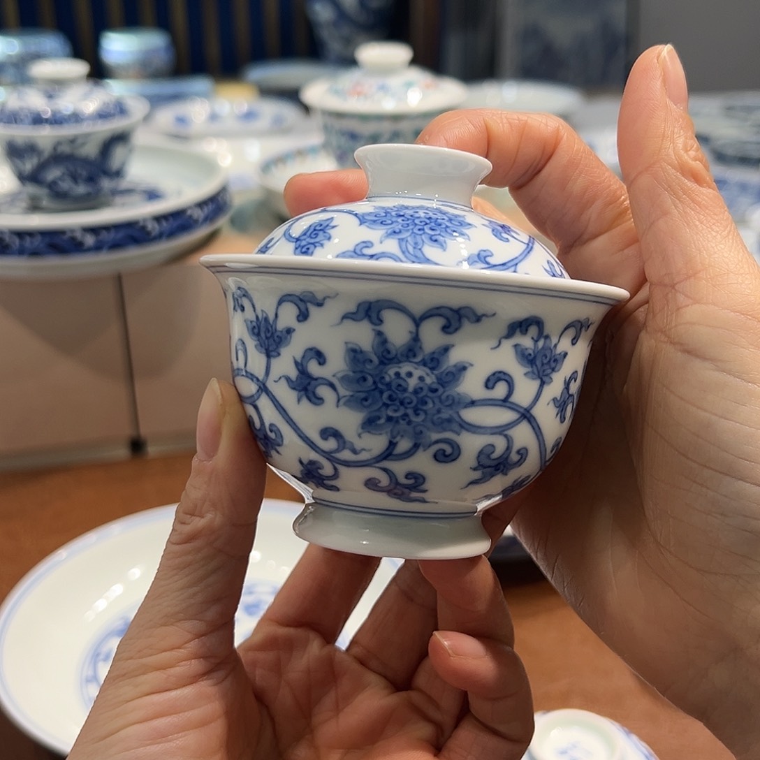 盖碗缠枝金刚莲盖碗