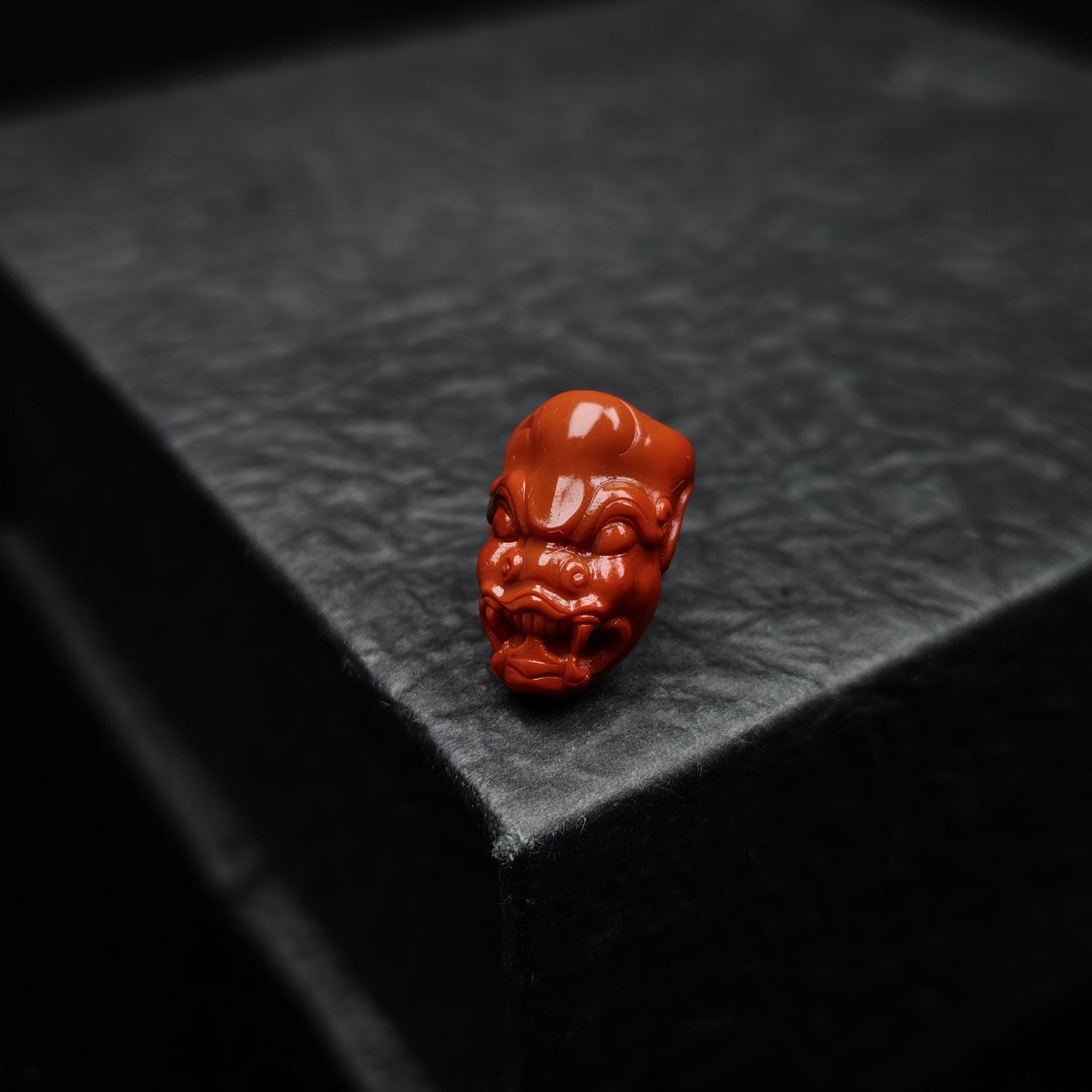 南红铁皮包浆料兽面 15.3×10×6.4 全品无暇