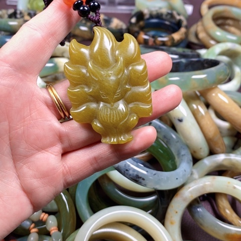 蛇纹石玉手镯未镶嵌