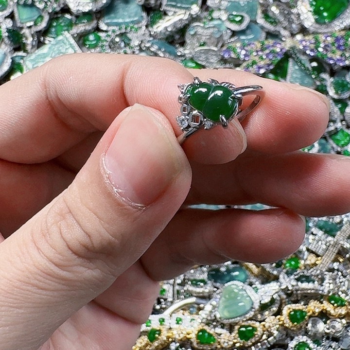 翡翠颈饰未镶嵌天然A货翡翠放漏