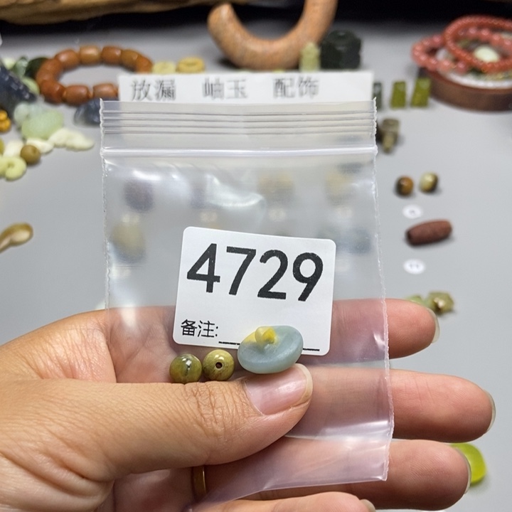 颖***子未镶嵌蛇纹石玉颈饰