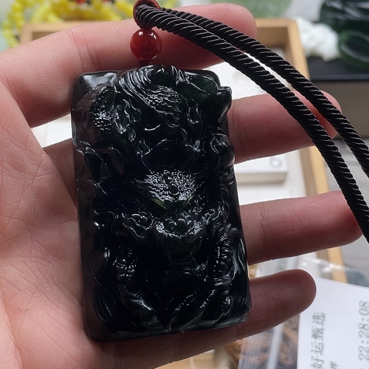 夕***岸蛇纹石玉未镶嵌颈饰