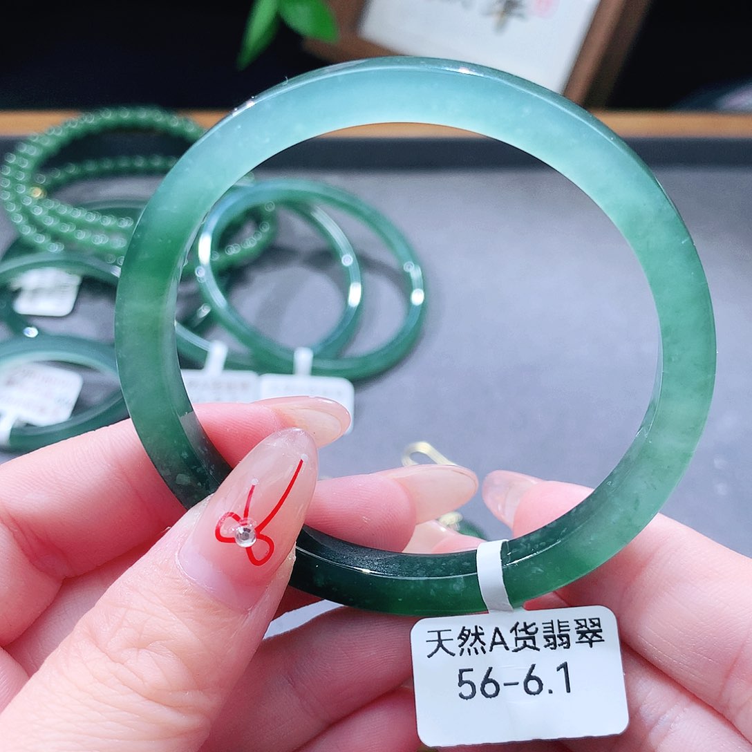 翡翠未镶嵌手镯（圆镯）