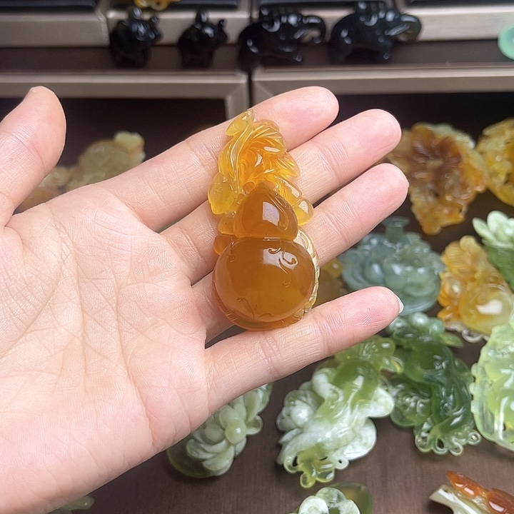 蛇纹石玉颈饰未镶嵌商**?