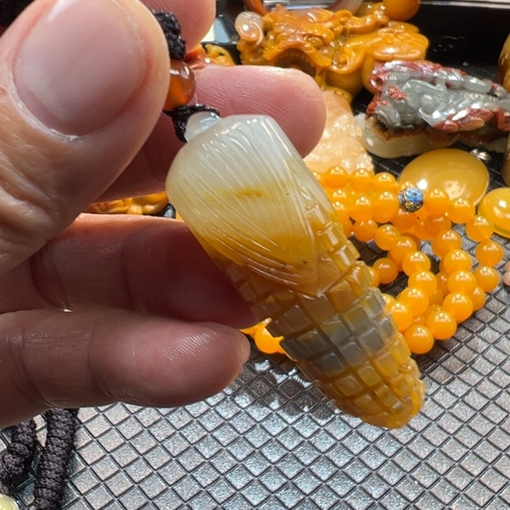 石英质玉（黄龙玉）颈饰未镶嵌