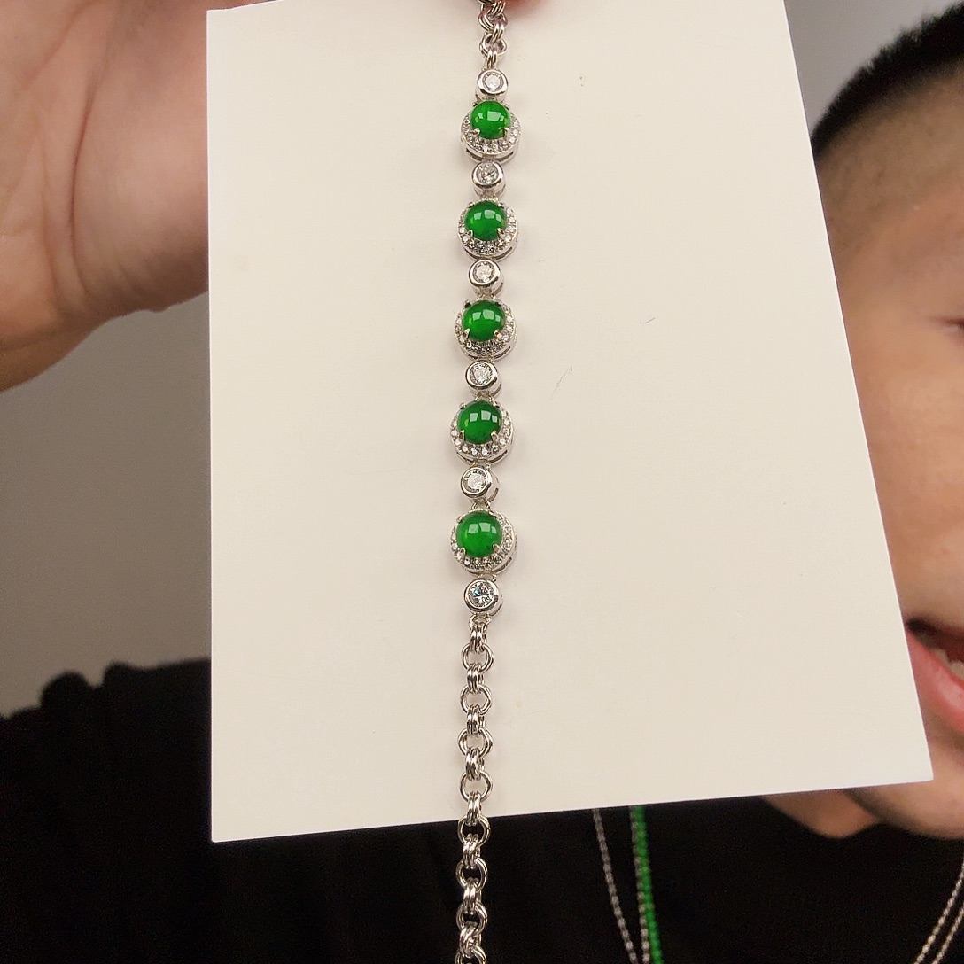 翡翠未镶嵌颈饰一件