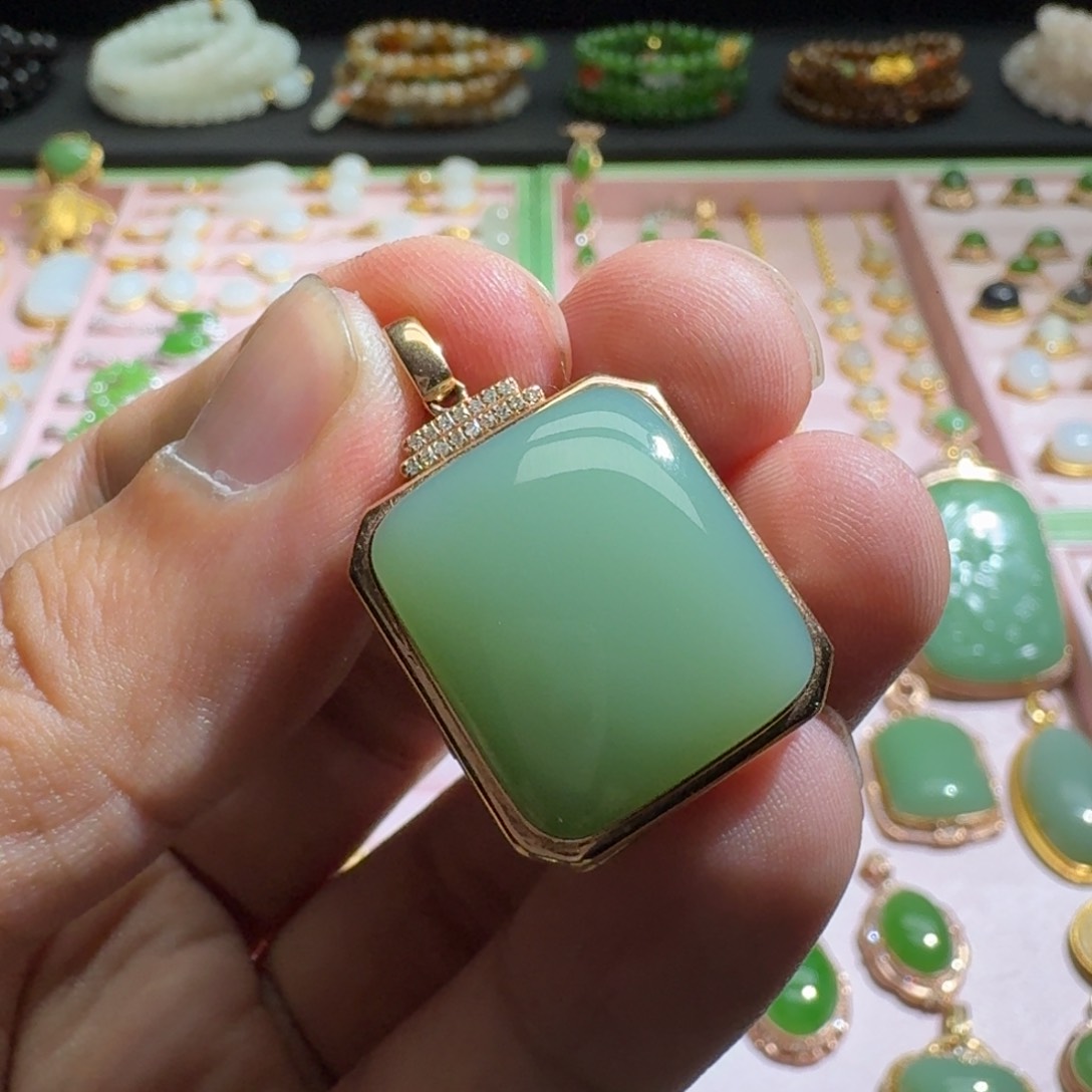 和田玉吊坠18K金镶嵌碧玉粉蓝吊坠