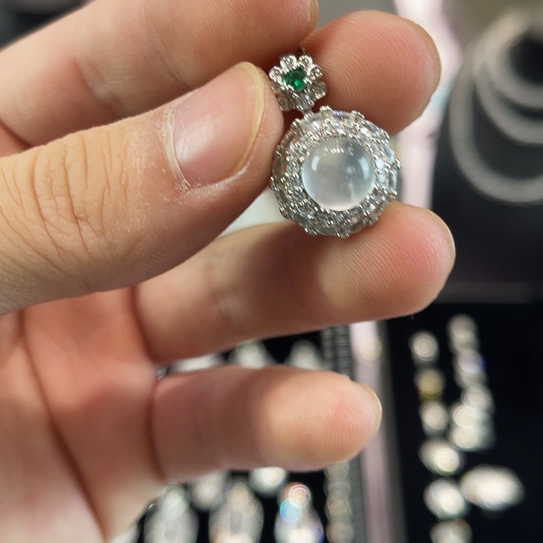 石英质玉合金颈饰