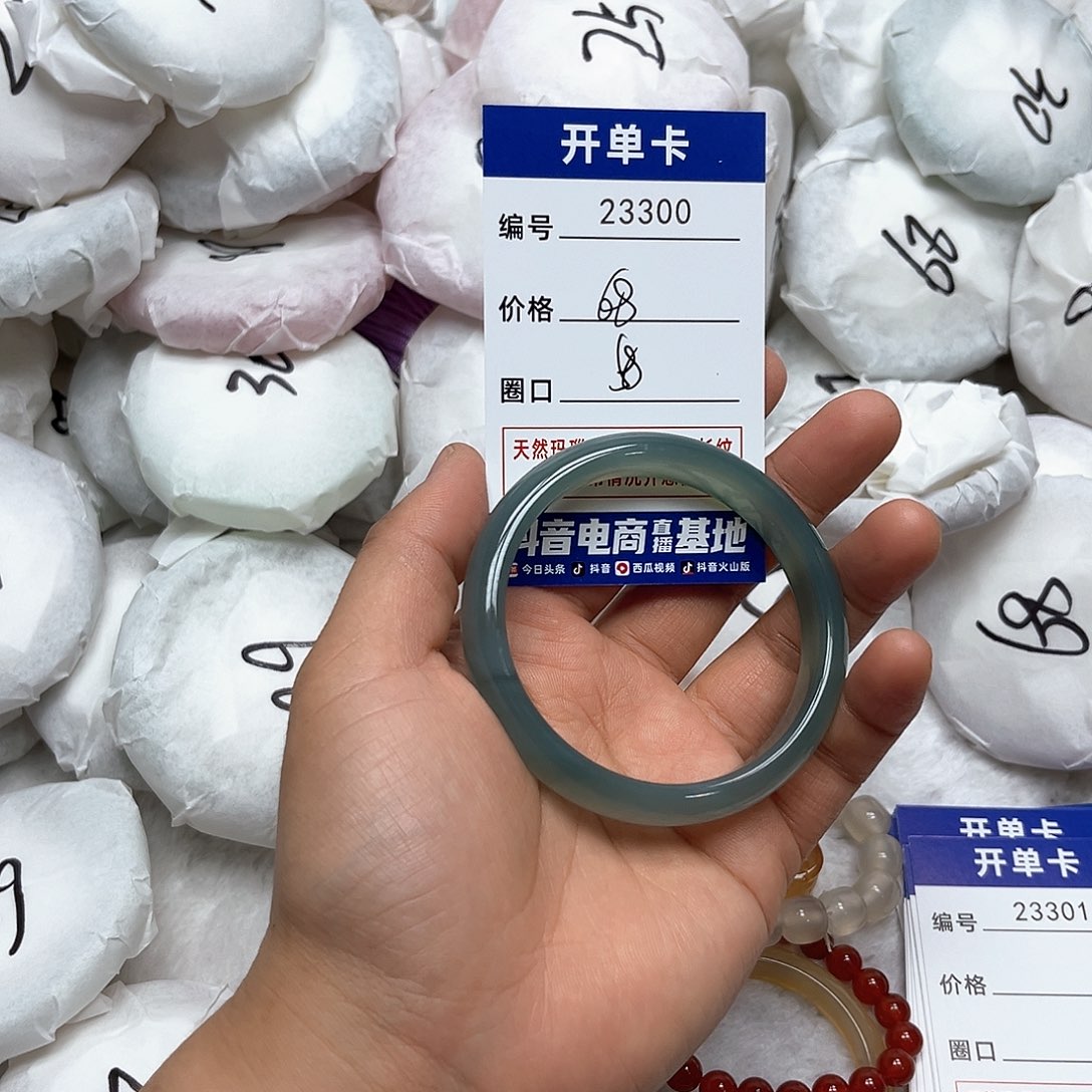 玛瑙/玉髓手镯未镶嵌300