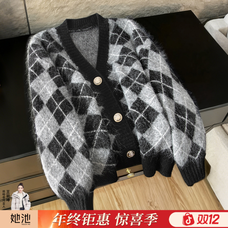 丝柏舍2025冬装新款女装设计感撞色宽松款单排扣V领毛衣S54X7886M