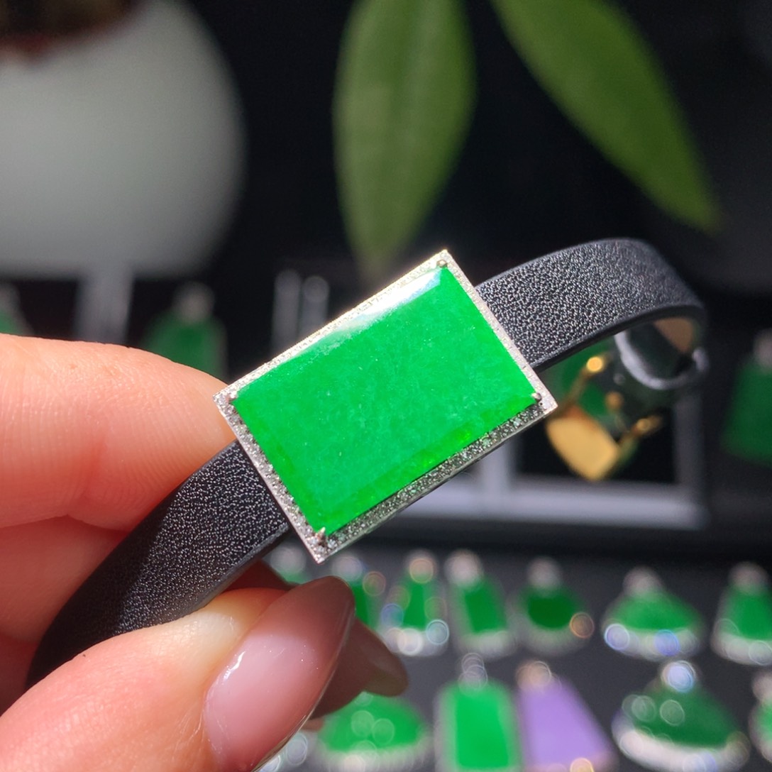 翡翠18K金镶嵌颈饰翡翠