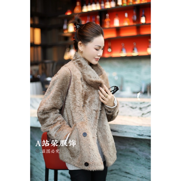 【荣姐精选】奶茶咖双排扣拉贡皮毛一体外套