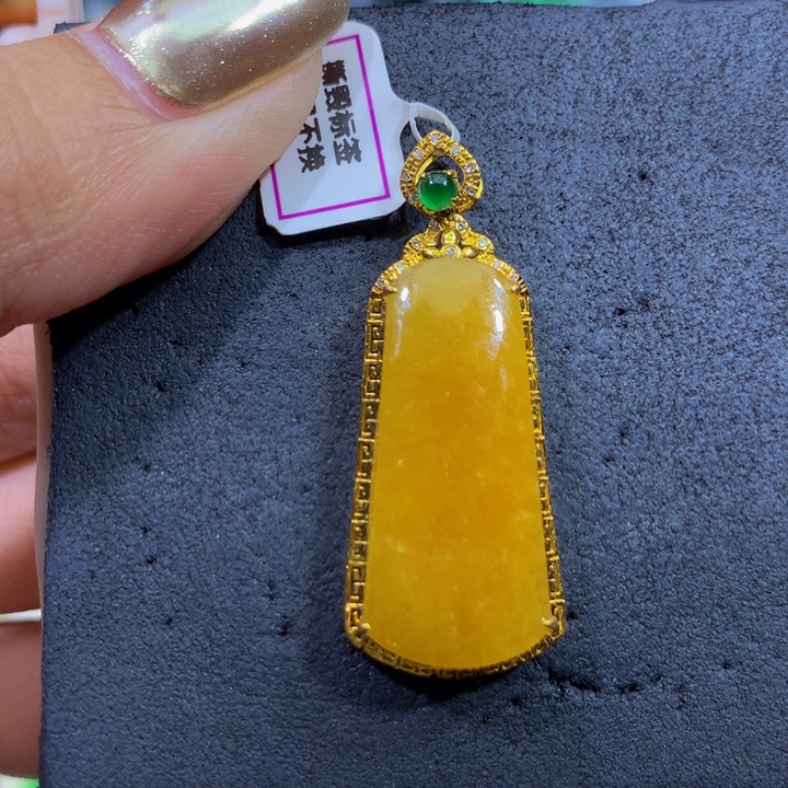 翡翠18K金镶嵌颈饰翡翠