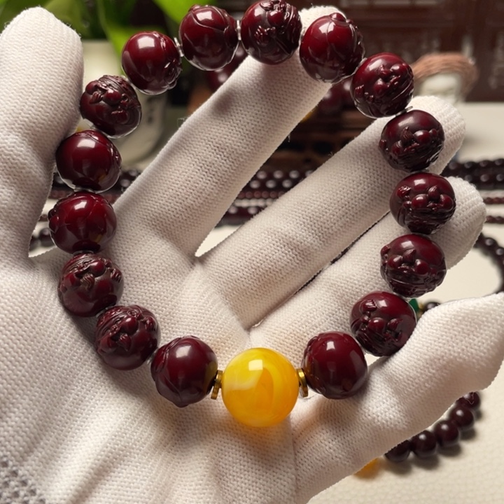 C***y吊坠猴头核桃猴头手串